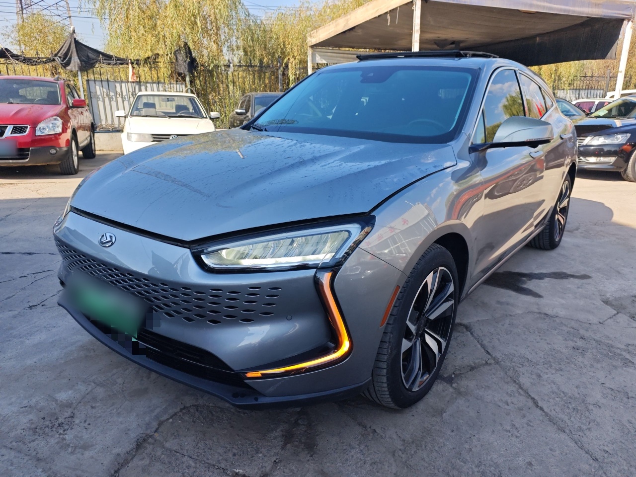 Под передней частью автомобиля