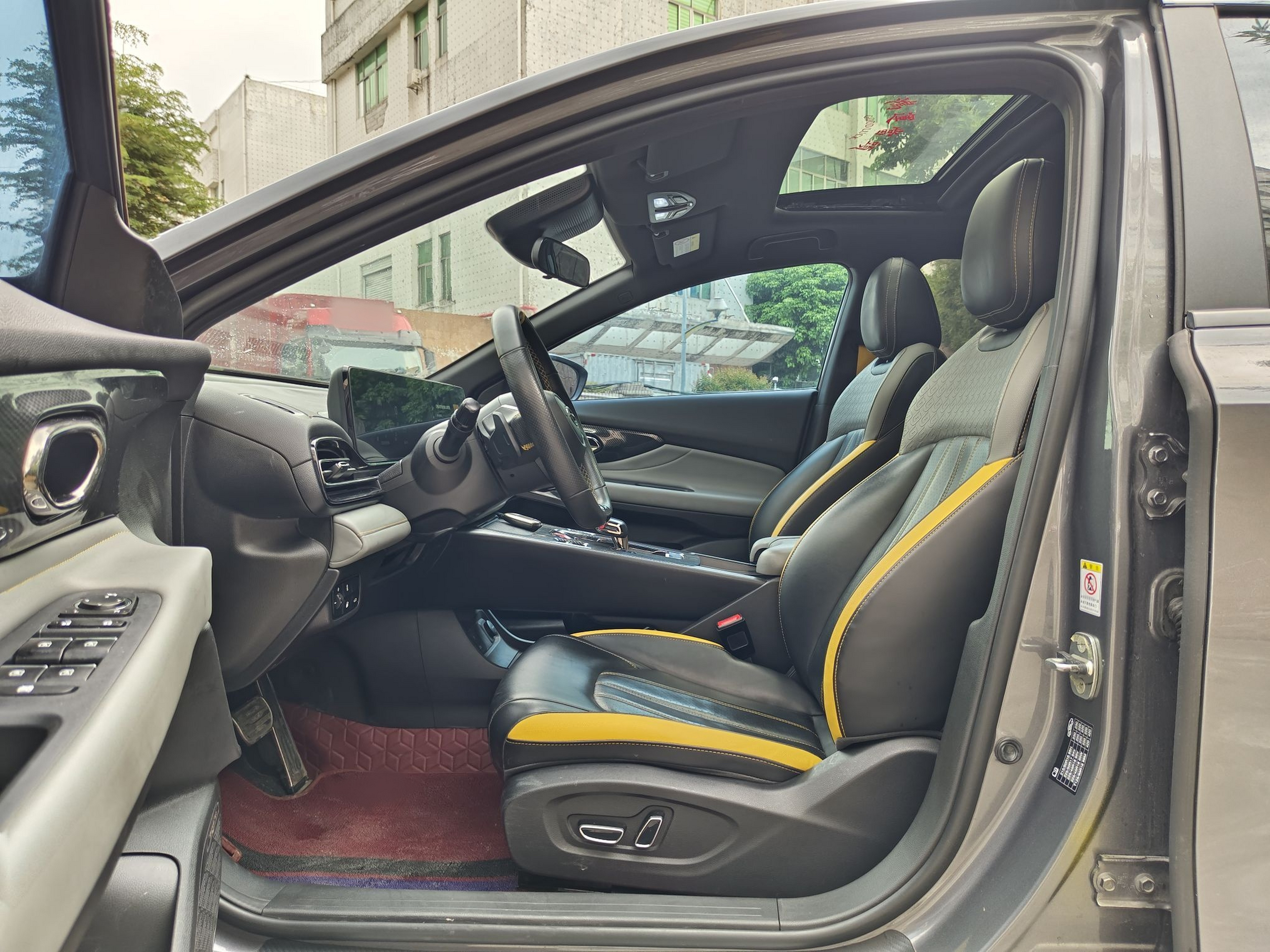 Переднее сиденье в автомобиле