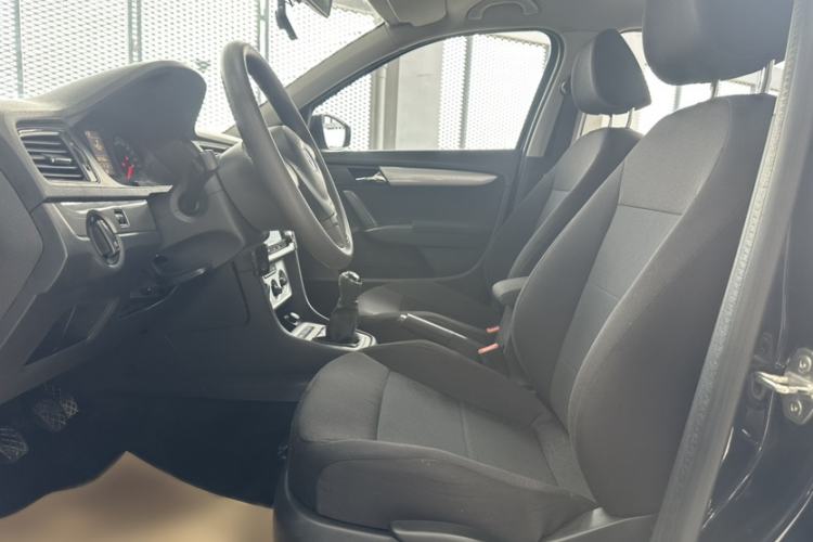 Used Volkswagen Lavida 2013 Revised Classic 1.6L Manual Fashion Edition Interior 3