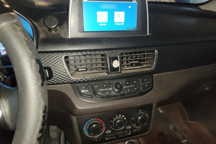 Used Dongfeng Fengon 330 2019 1.5L 330S Manual Comfort Version China VI Standard Audio And AC Panel