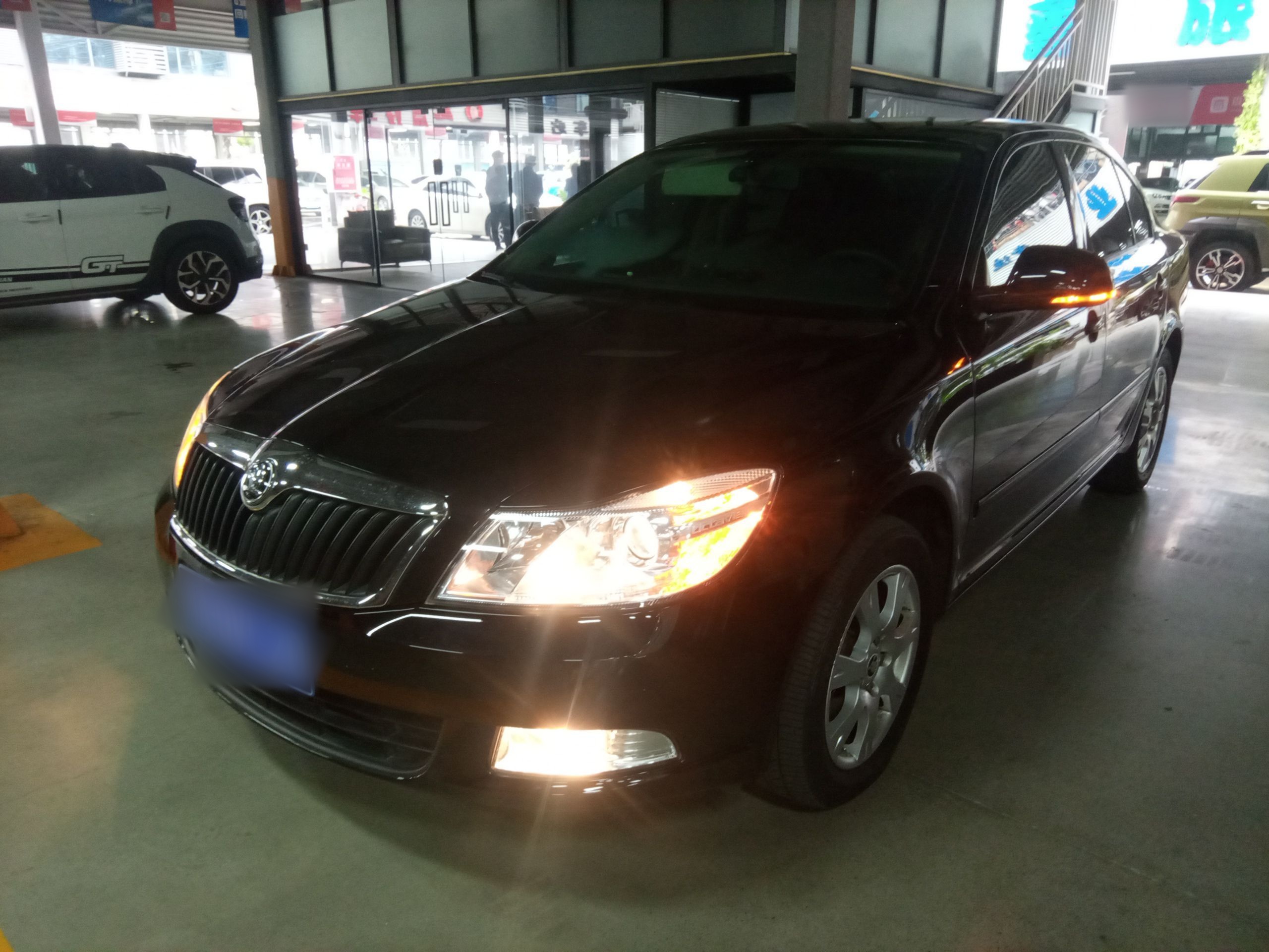 تحت مقدمة السيارة