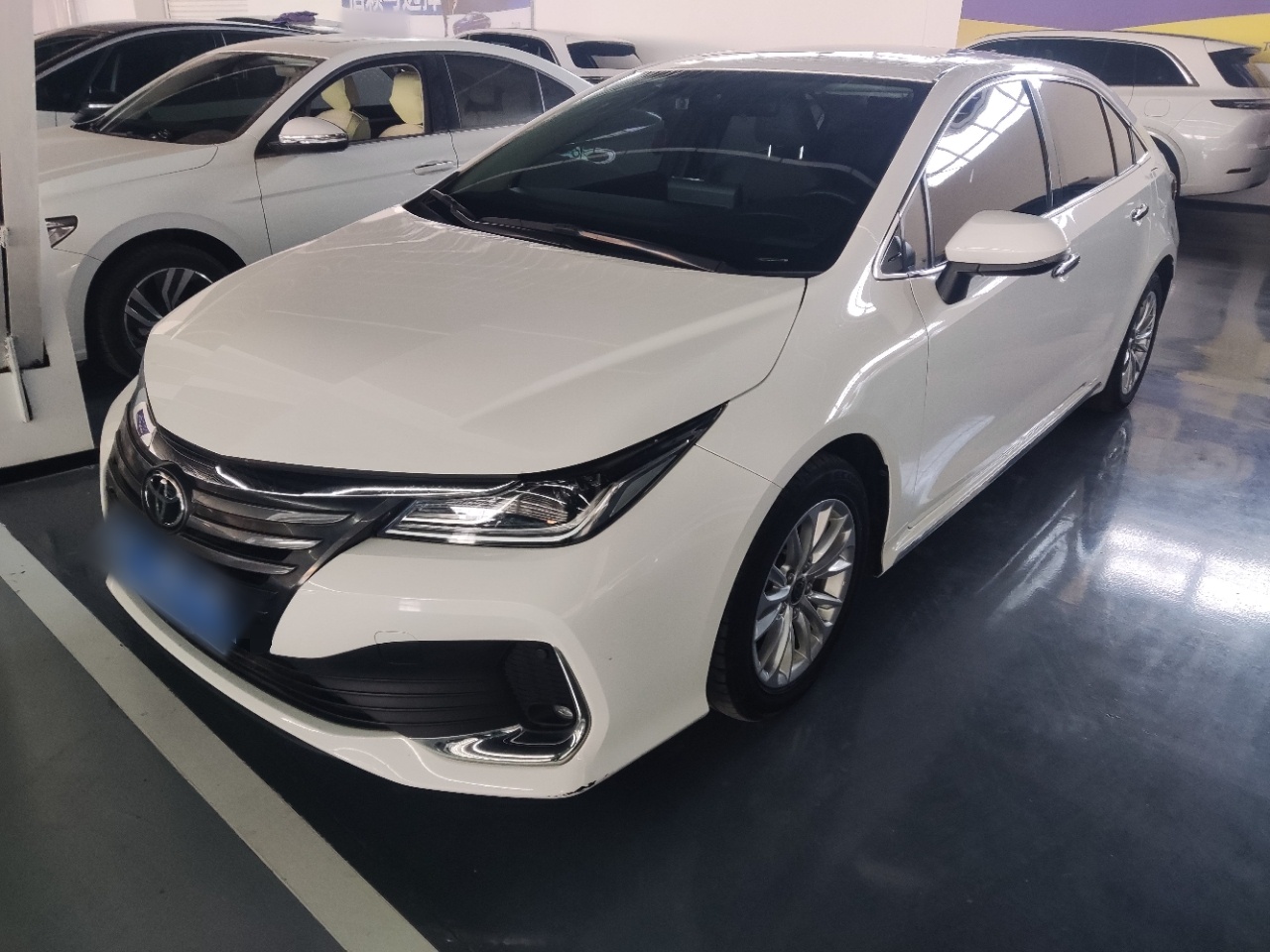 Под передней частью автомобиля