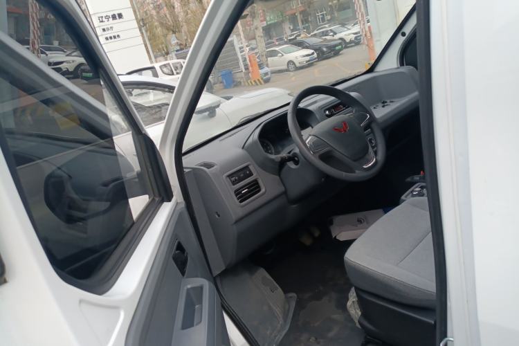 Used Wuling Yangguang 2024 300KM Comfort Version Passenger Van 75kW Left Front Seat