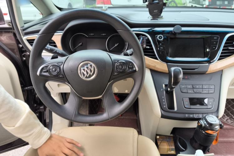 Used Buick GL8 2017 ES 28T Comfort Model China V Standard Center Console