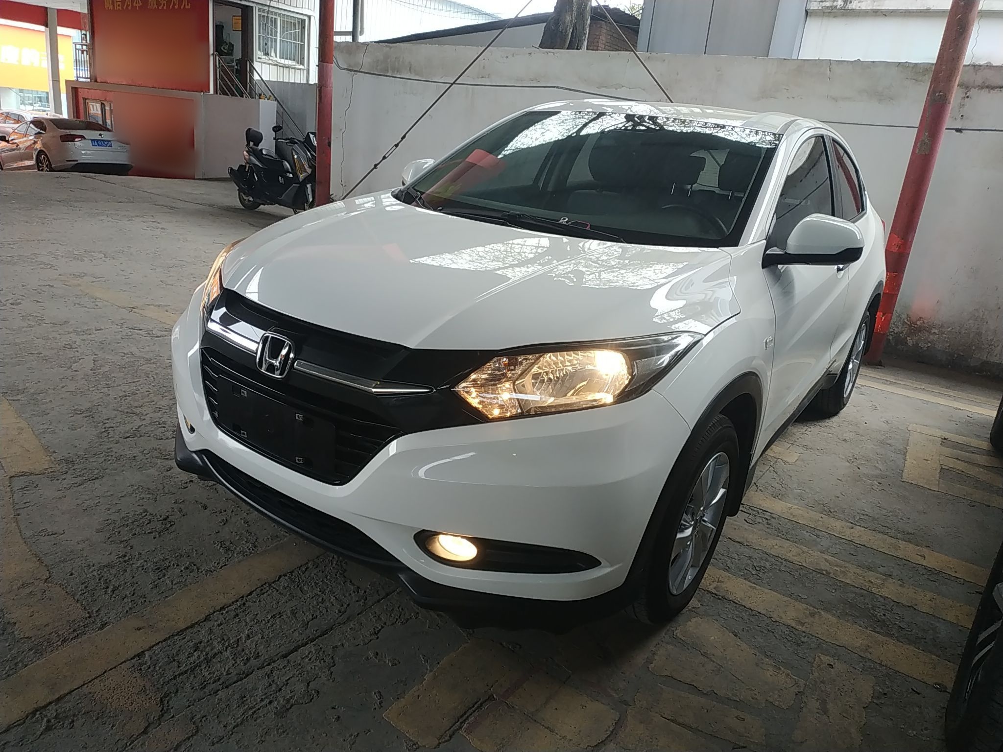 تحت مقدمة السيارة