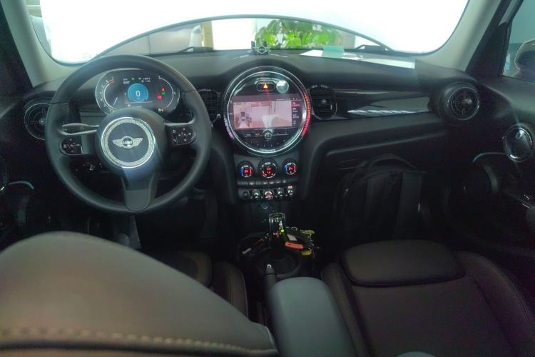 Used MINI 2023 Updated 1.5T COOPER Artist Five-Door Edition Center Console