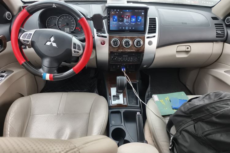 Used Mitsubishi Pajero Sport 2013 3.0L Automatic Two-Wheel Drive Luxury Edition Center Console