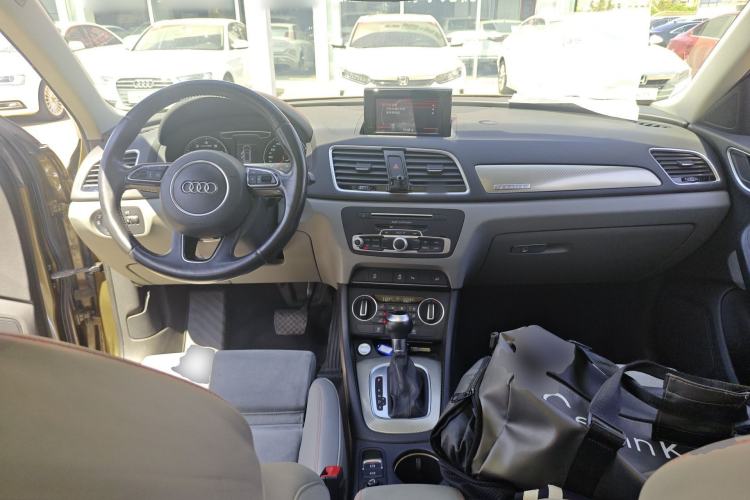 Used Audi Q3 2016 40 TFSI quattro all-wheel drive style model Center Console