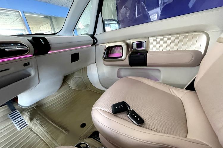 Used Baojun KiWi EV 2021 Customized Stylish Gold Edition Lithium Iron Phosphate