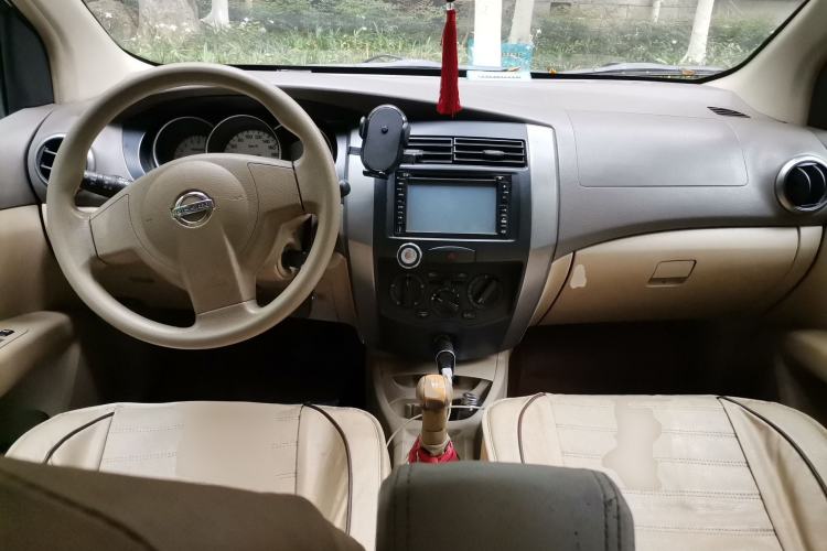 Used Nissan Livina 2010 Jingyue Edition 1.6L Manual All-Around Model Center Console