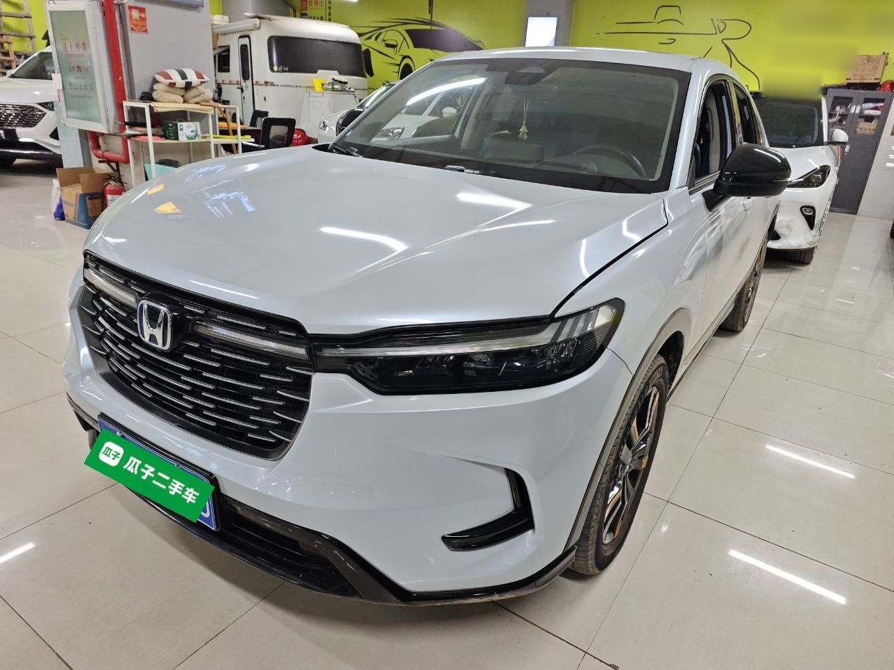 تحت مقدمة السيارة