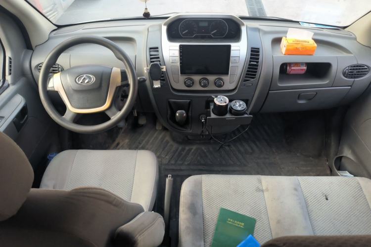 Used SAIC MAXUS Xintu V80 2015 2.5T Manual Aoyuntong Version Short Wheelbase Mid-Roof Center Console