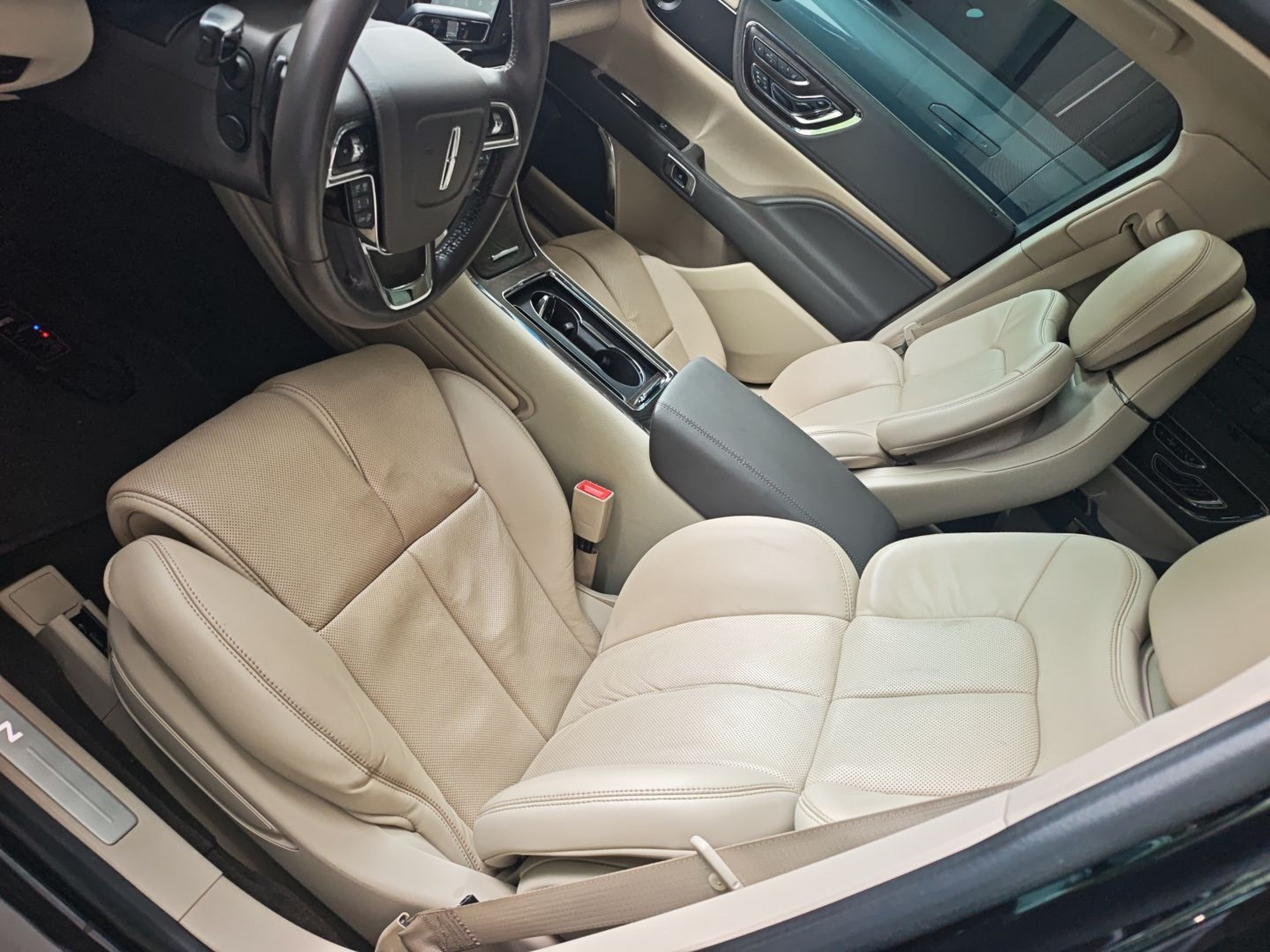 المقاعد الأمامية داخل السيارة