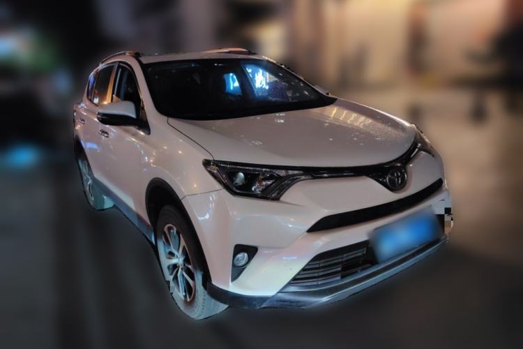 Used Toyota RAV4 2016 2.0L CVT Two-Wheel Drive Fashion Edition China V Standard Front Right 45 Deg