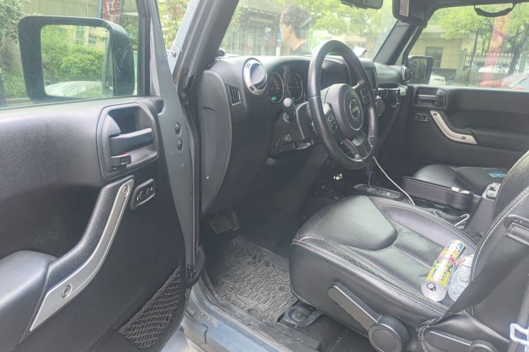 Used Jeep Wrangler 2014 3.0L Sahara Four-Door Edition Driver Seat