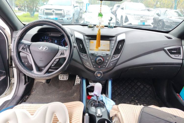 Used Hyundai Veloster 2015 1.6T Automatic Luxury Edition Center Console