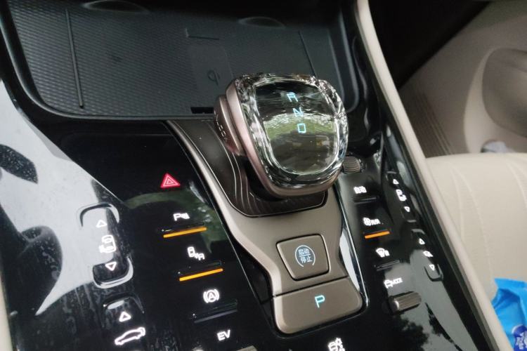Used Denza D9 2022 DM-i 1040 Prestige Model
