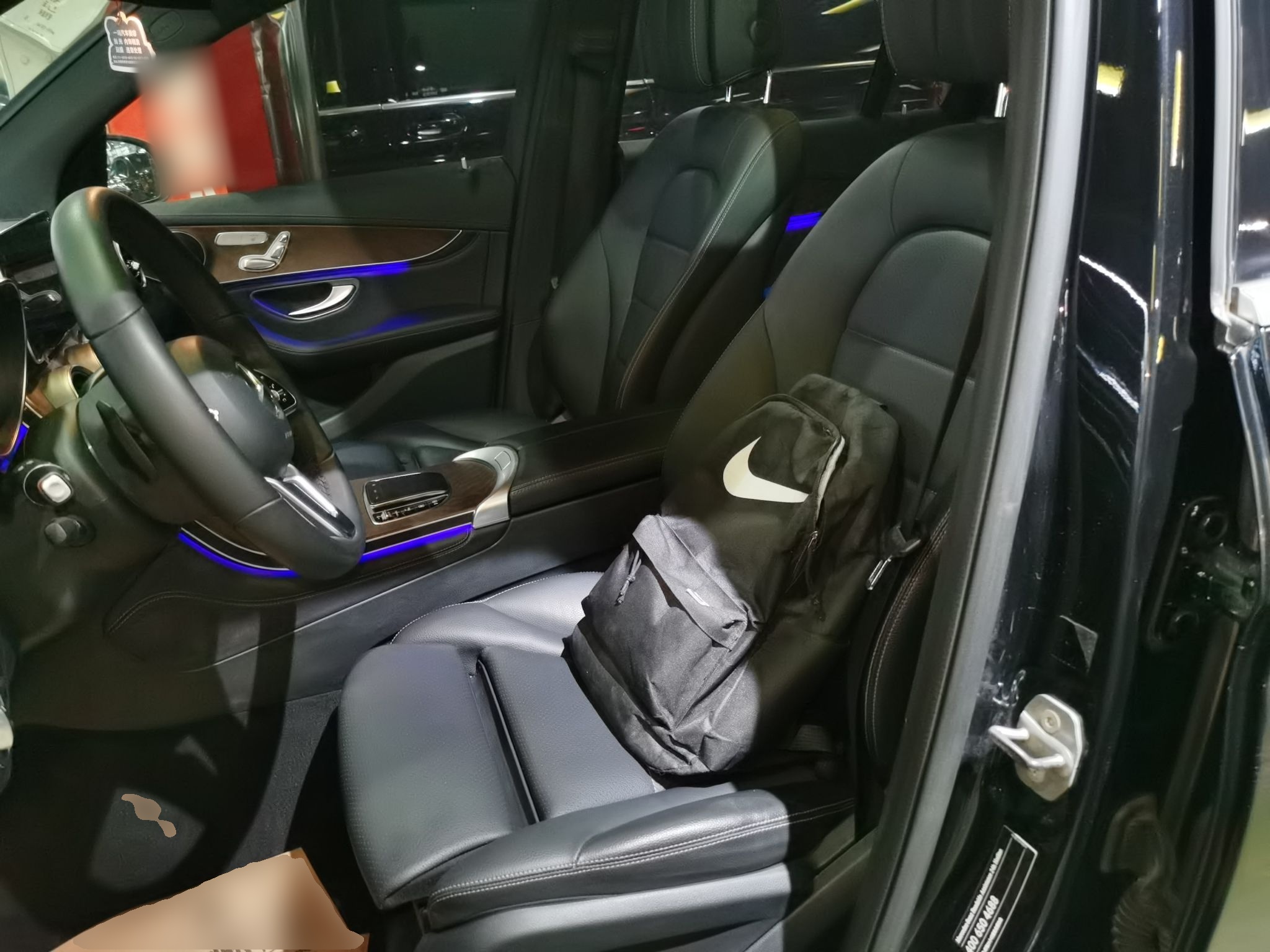 المقاعد الأمامية داخل السيارة