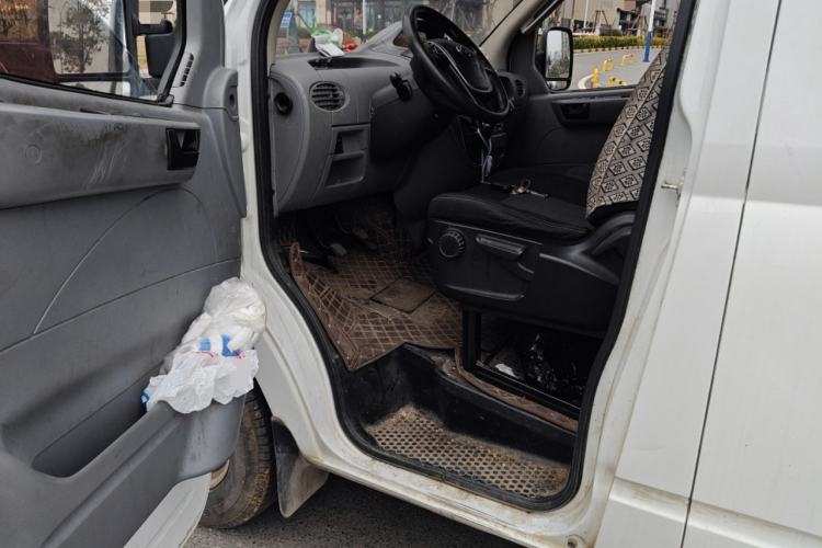 Used SAIC MAXUS Xintu V80 2019 2.5T Classic 6-Speed Manual Van Short Wheelbase Mid-Roof Design 2/3 Seats