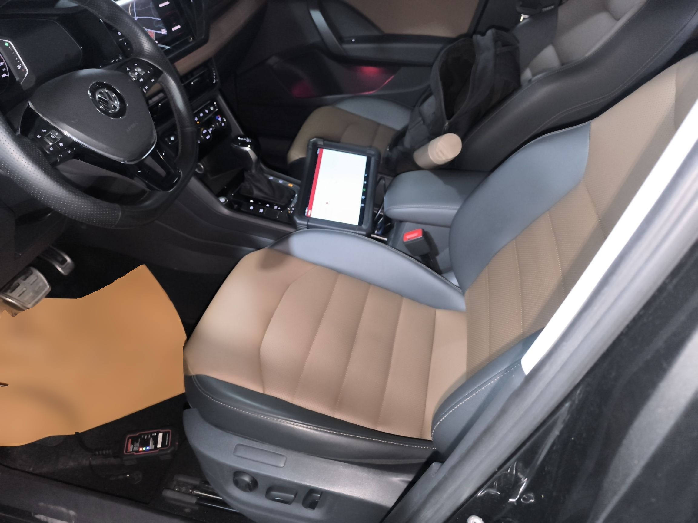 المقاعد الأمامية داخل السيارة