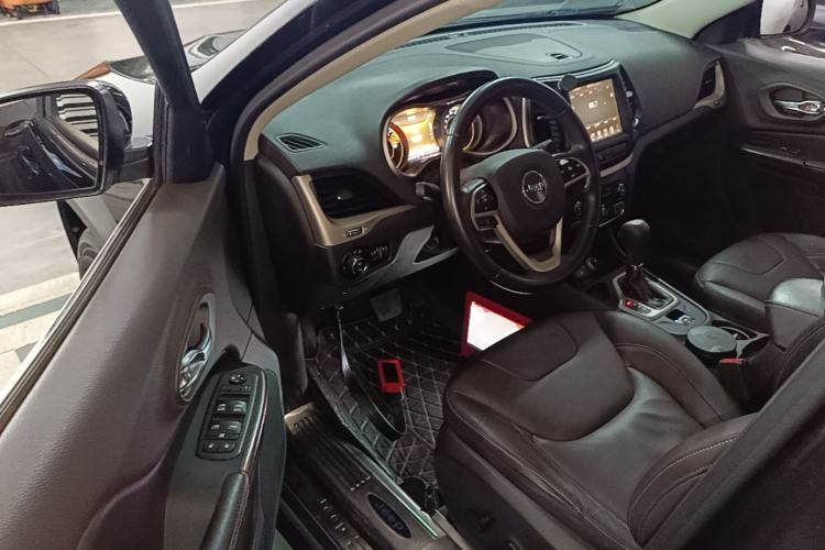 Used Jeep Cherokee 2016 2.0L Superior Edition
