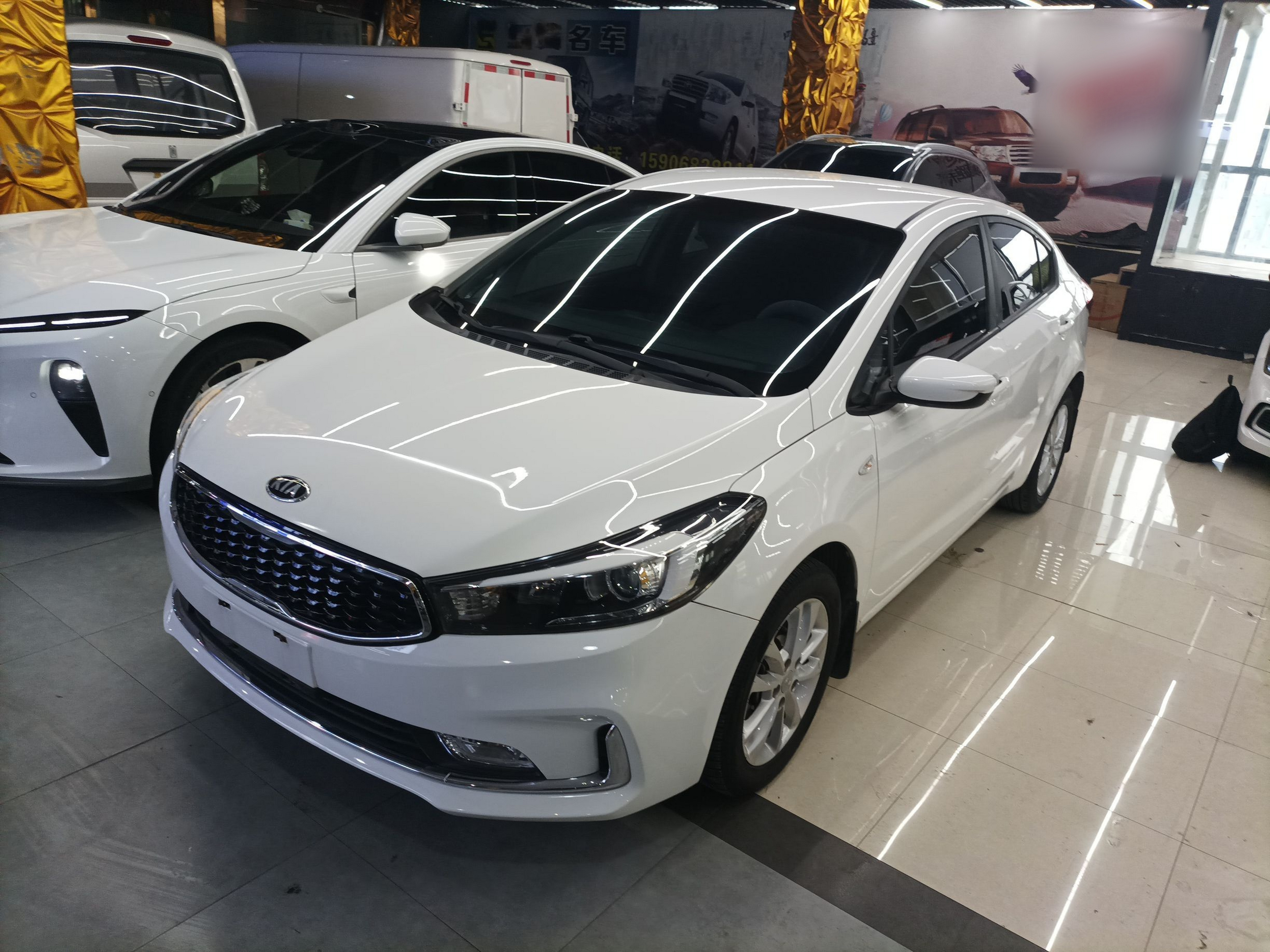 Под передней частью автомобиля