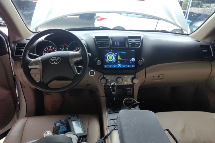 Used Toyota Highlander 2011 2.7L Two-Wheel Drive 5-Seater Sport Edition Center Console