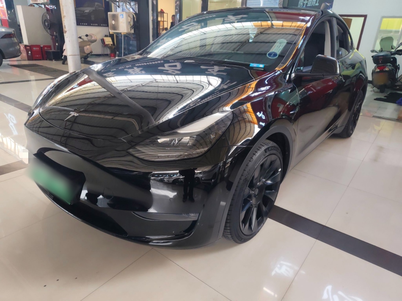 Под передней частью автомобиля