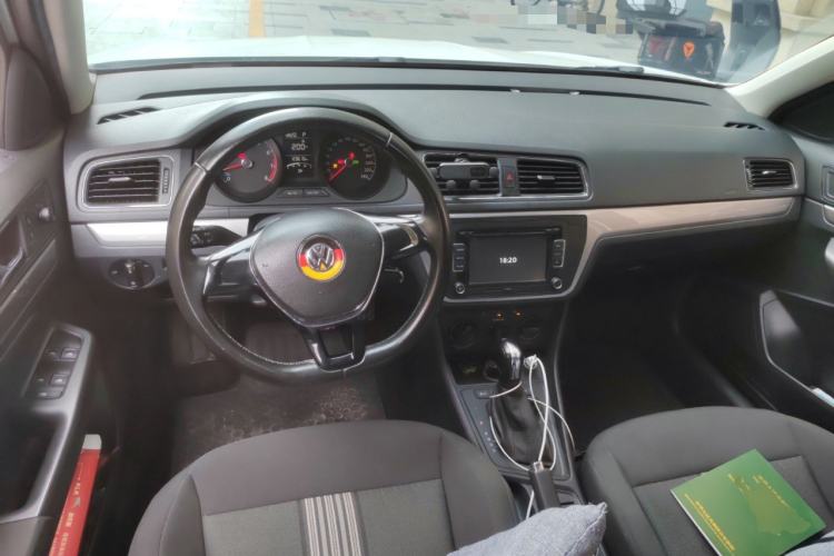 Used Volkswagen Gran Lavida 2015 1.6L Automatic Fashion Edition Center Console