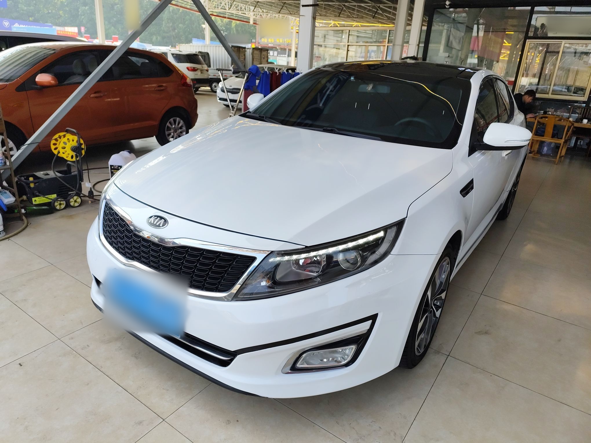 Под передней частью автомобиля