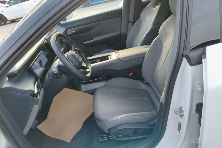 Used Lynk & Co 07 2024 EM-P 126 Long-Range Ultra Left Front Seat