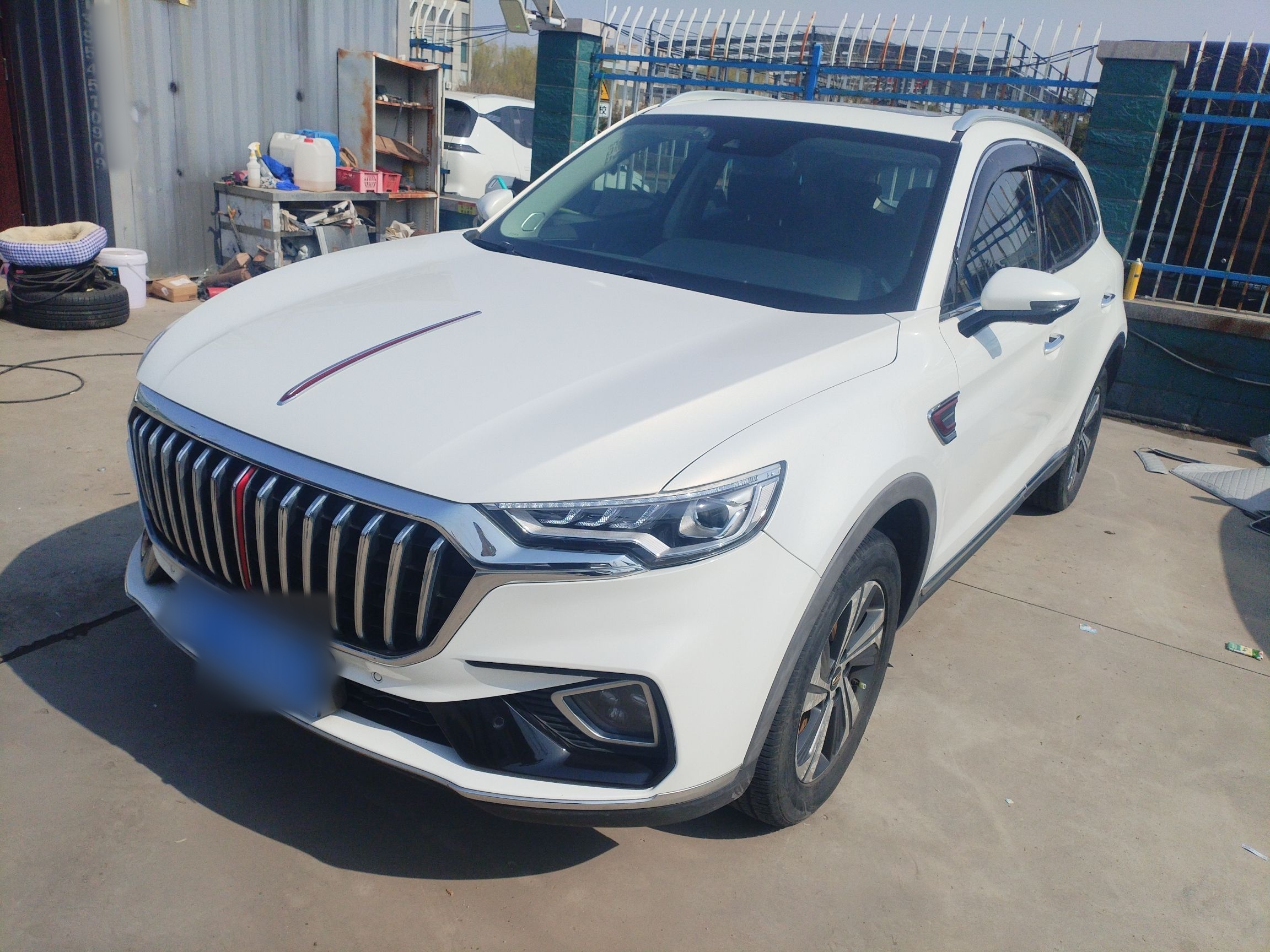 تحت مقدمة السيارة