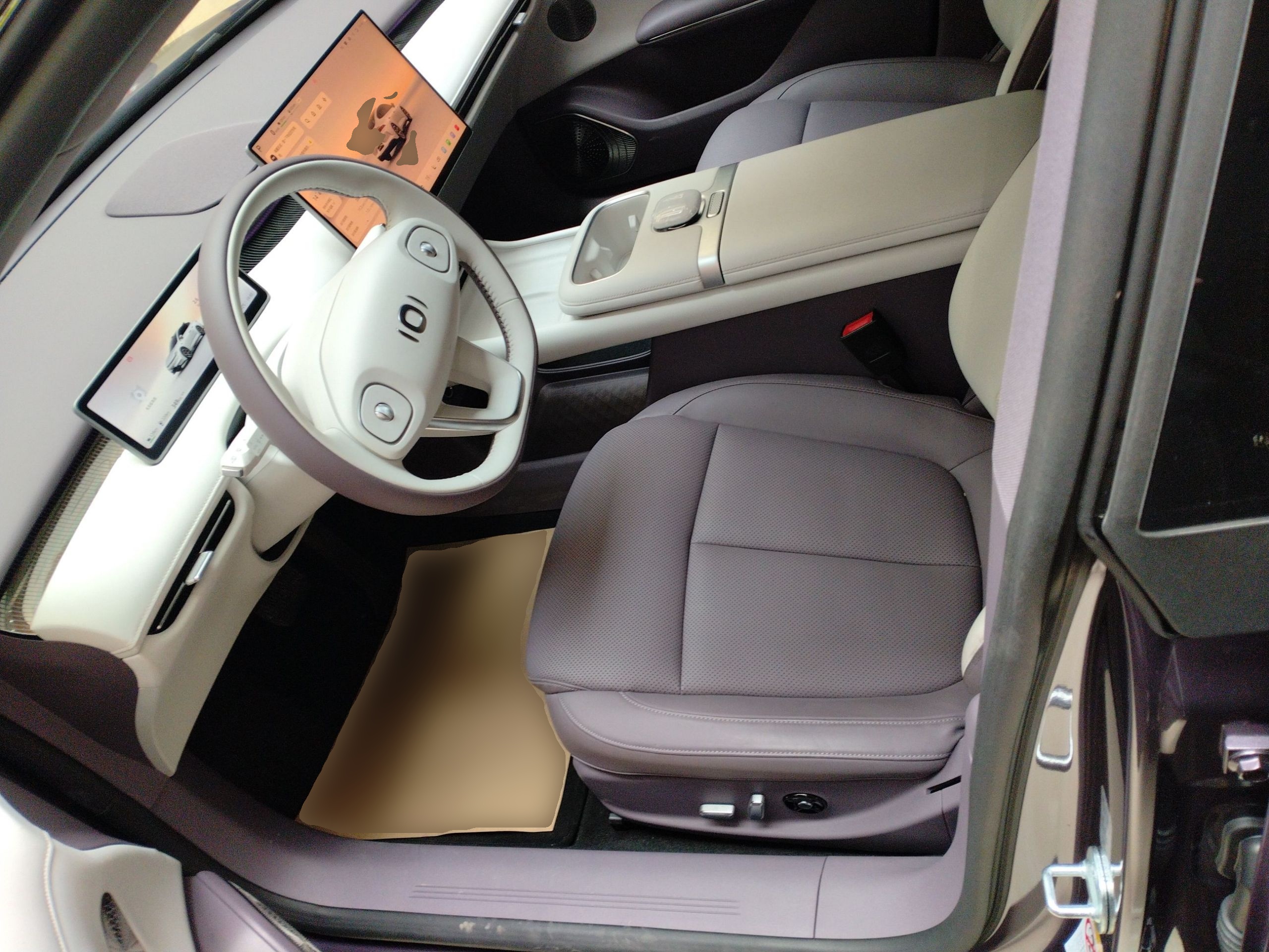 المقاعد الأمامية داخل السيارة