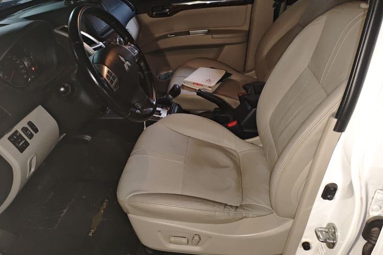 Used Mitsubishi Pajero Sport 2013 3.0L Automatic 4x4 Flagship Edition Left Front Seat