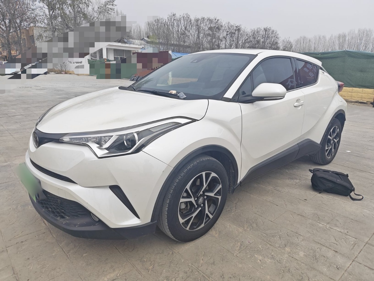 تحت مقدمة السيارة