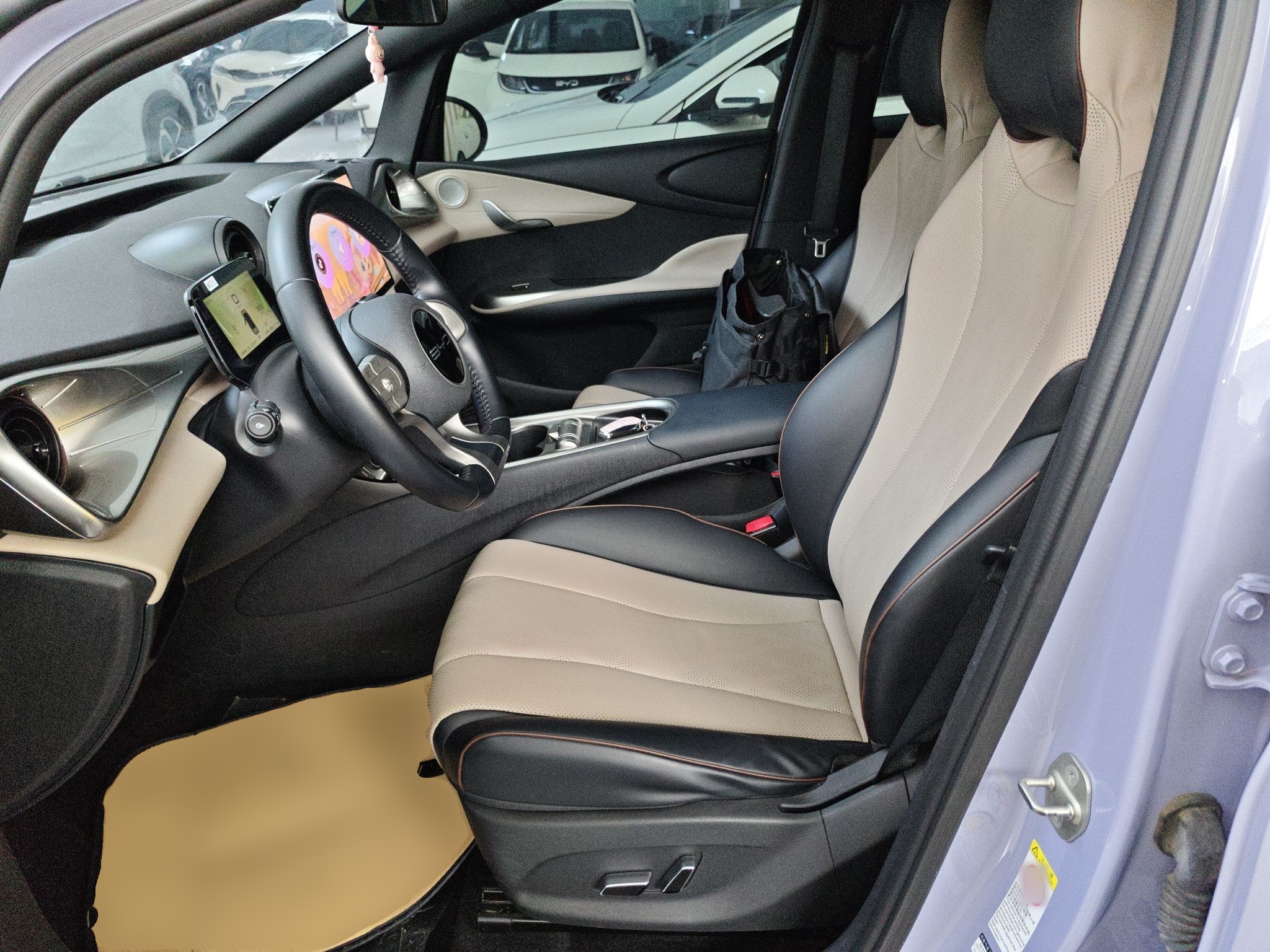 المقاعد الأمامية داخل السيارة