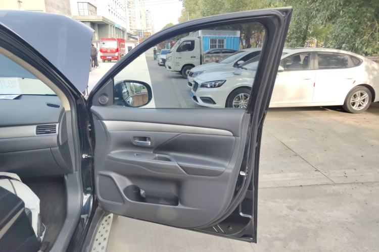 Used Mitsubishi Outlander 2014 2.4L 4x4 Deluxe Value Edition 7 Seats
