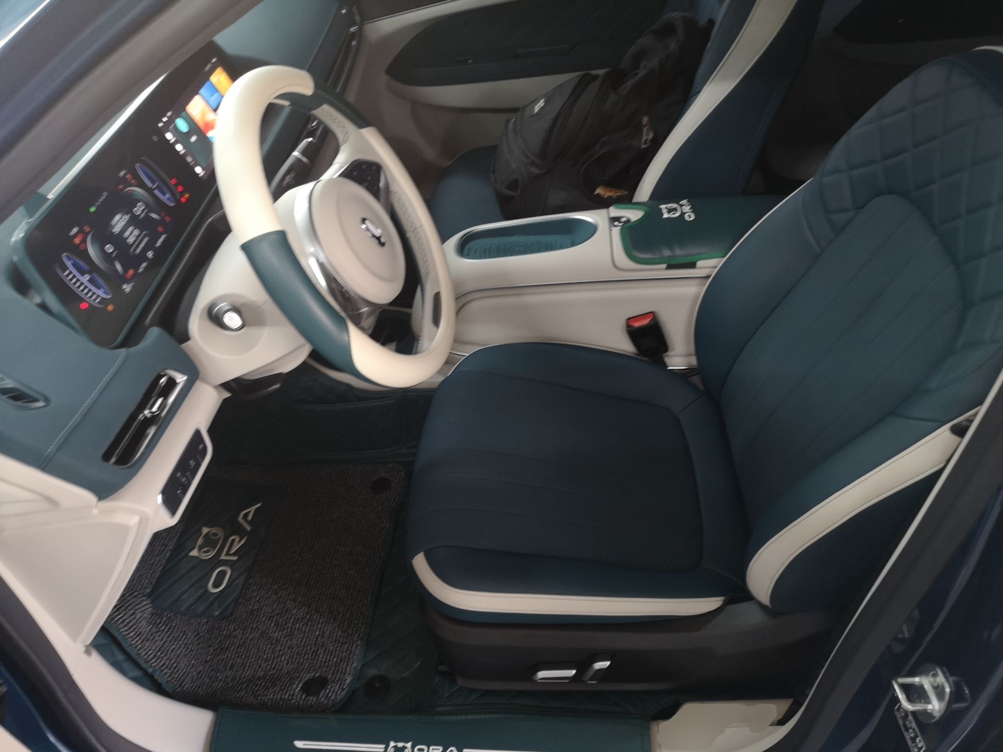 المقاعد الأمامية داخل السيارة