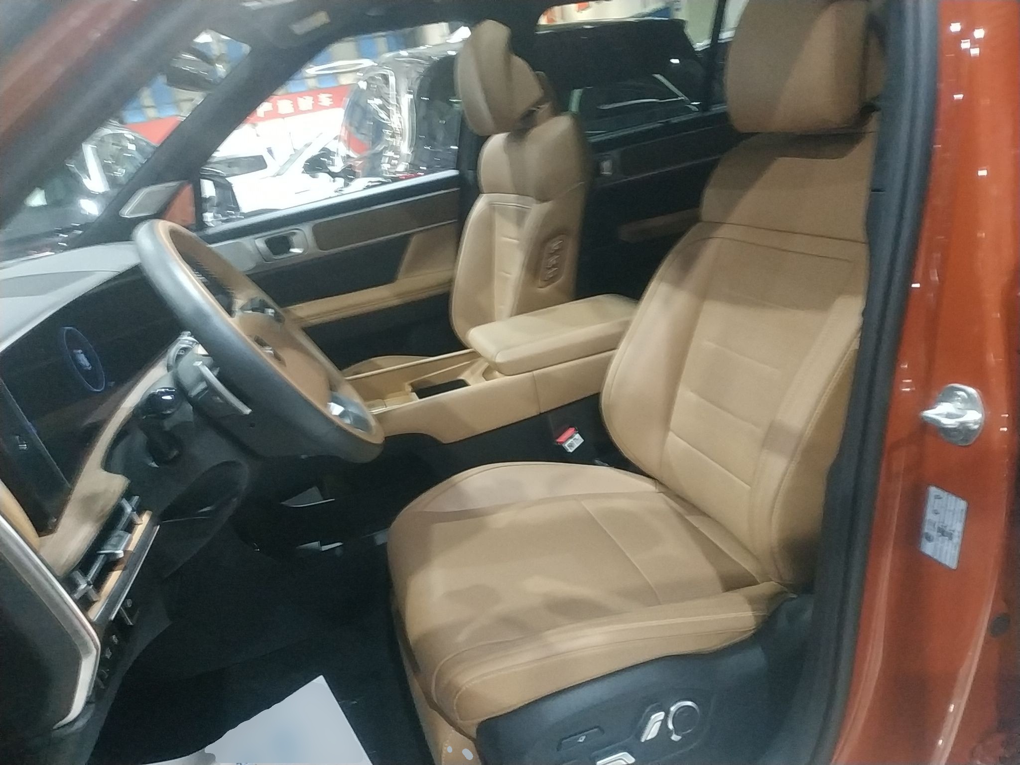 المقاعد الأمامية داخل السيارة