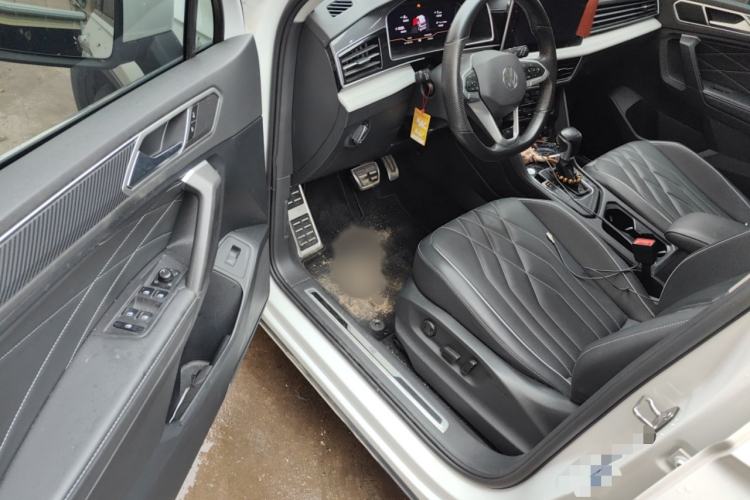 Used Volkswagen Tiguan L 2023 Restyled 330TSI Automatic Two-Wheel Drive R-Line Enhanced Comfort Version Interior 3