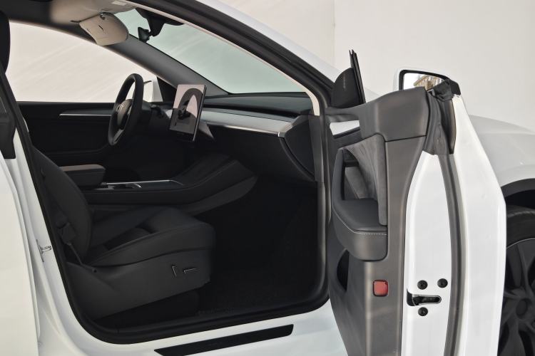 Used Tesla Model Y 2024 Rear-Wheel-Drive Version Interior 2