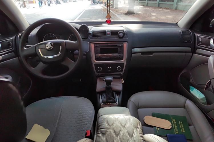 Used Skoda Octavia 2010 1.6L Automatic Eado Edition Center Console