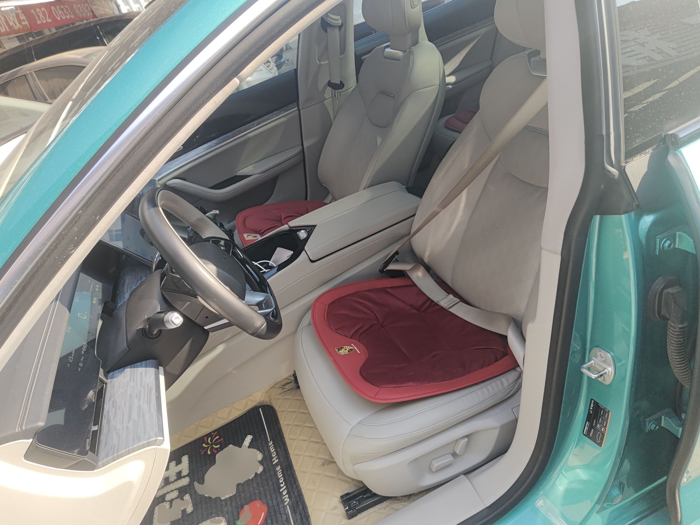 المقاعد الأمامية داخل السيارة