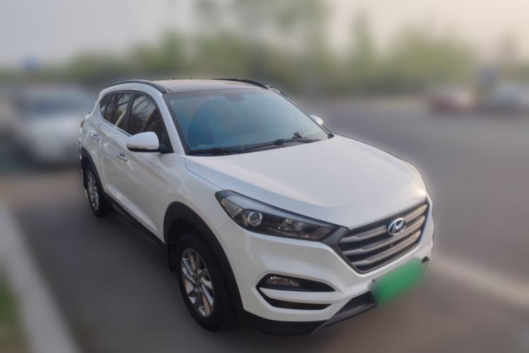 Used Hyundai Tucson 2015 2.0L Automatic Two-Wheel Drive Smart Version Front Right 45 Deg