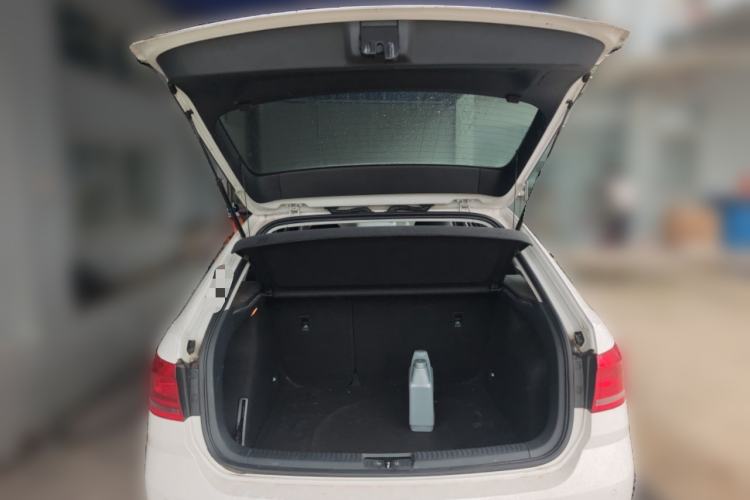 Used Volkswagen Gran Lavida 2015 1.6L Automatic Comfort Edition Trunk