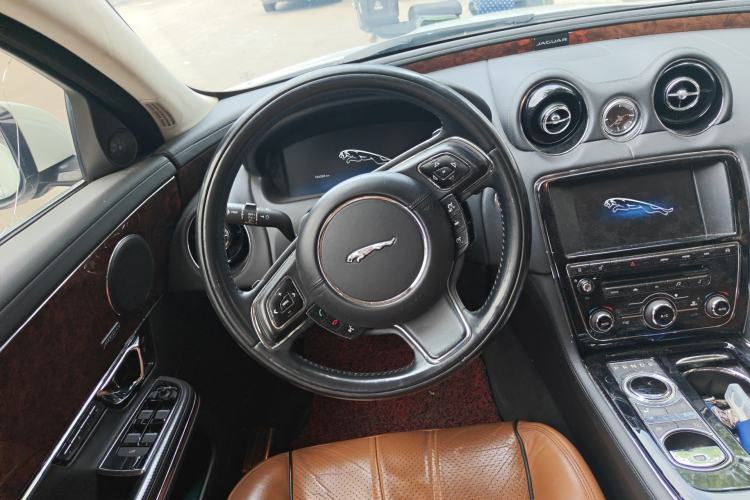 Used Jaguar XJ 2014 XJL 3.0 SC Two-Wheel-Drive Panoramic Business Edition Steering Wheel