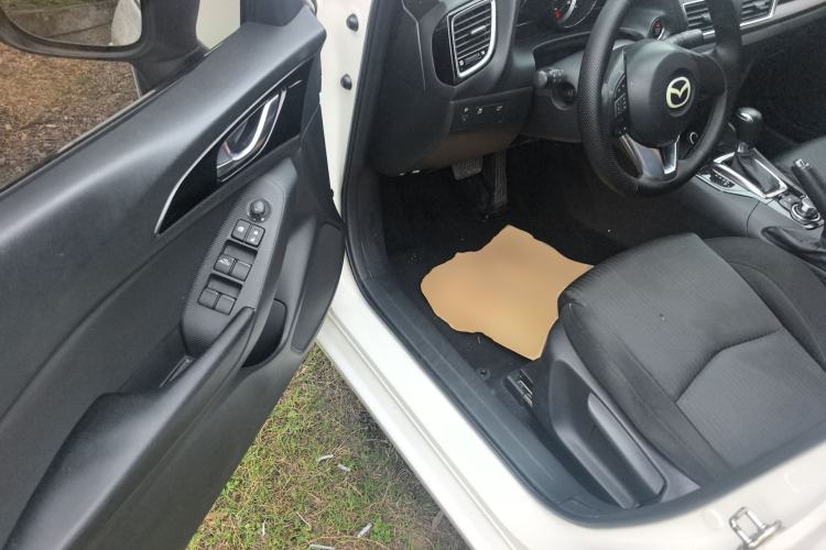 Used Mazda 3 Axela 2014 Sedan 1.5L Automatic Luxury Model