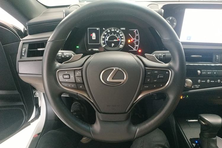 Used Lexus ES 2023 200 Excellence Edition
