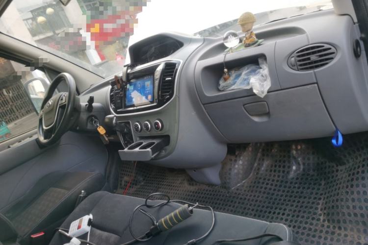 Used SAIC MAXUS Xintu V80 2019 2.5T Classic AMT Aoyuntong Facelifted Short-Wheelbase Mid-Roof 5/6-Seater Center Console