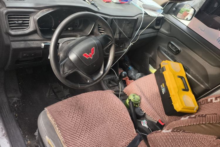 Used Wuling Hongguang V 2021 1.5L Jingqu Edition Enclosed-Window Vehicle LAR Center Console